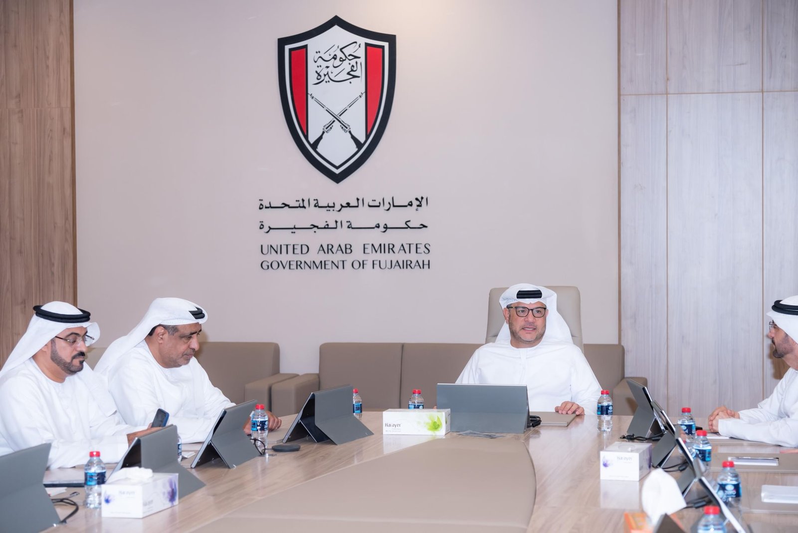 مدير الديوان الأميري بالفجيرة يجتمع مع وفد من وزارة الطاقة والبنية التحتية