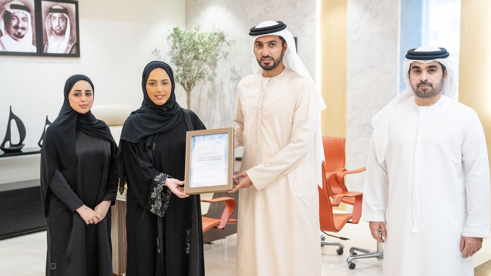 راشد بن حميد يتسلم شهادة الاعتماد البلاتيني لنظام إدارة الابتكار المؤسسي 1 راشد بن حميد يتسلم شهادة الاعتماد البلاتيني لنظام إدارة الابتكار المؤسسي