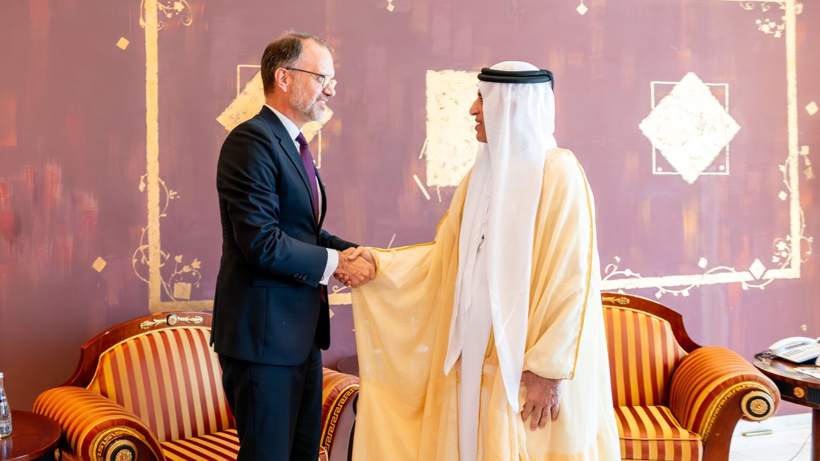 سعود بن صقر يستقبل قنصل عام الولايات المتحدة الأمريكية 1 سعود بن صقر يستقبل قنصل عام الولايات المتحدة الأمريكية