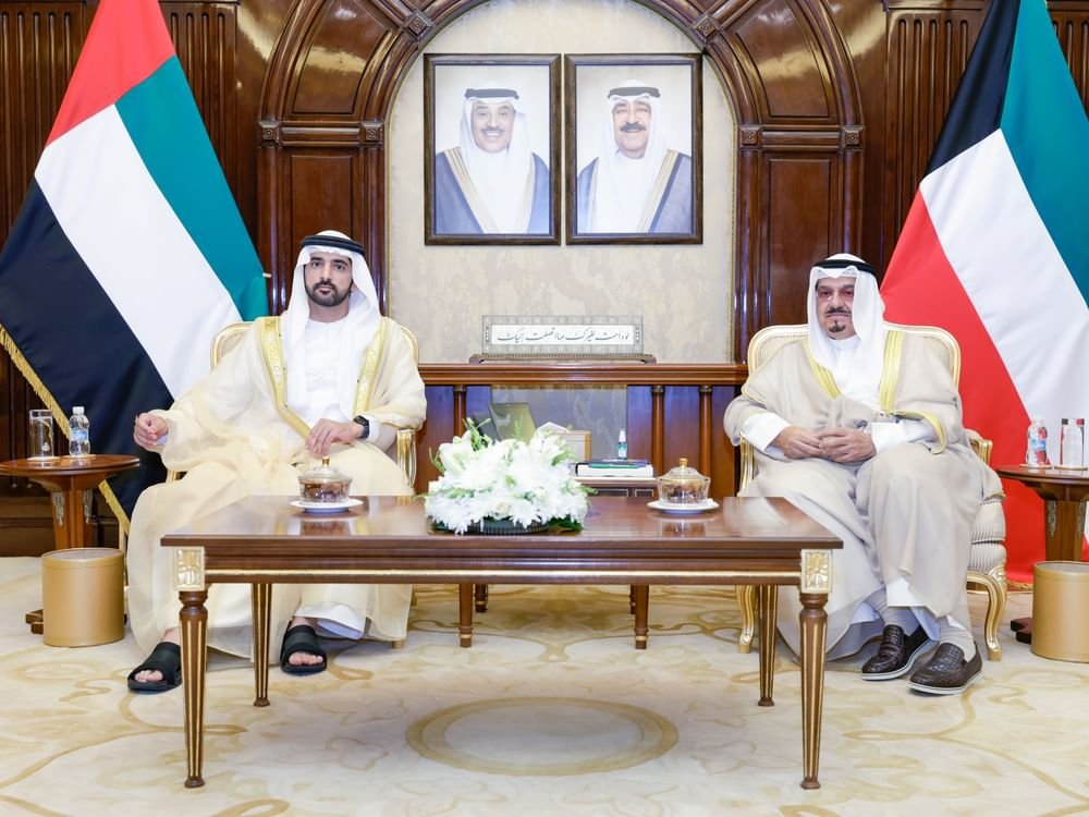 حمدان بن محمد يلتقي رئيس مجلس الوزراء الكويتي .. ويبحثان التعاون الثنائي ومقومات الارتقاء به في شتى المجالات