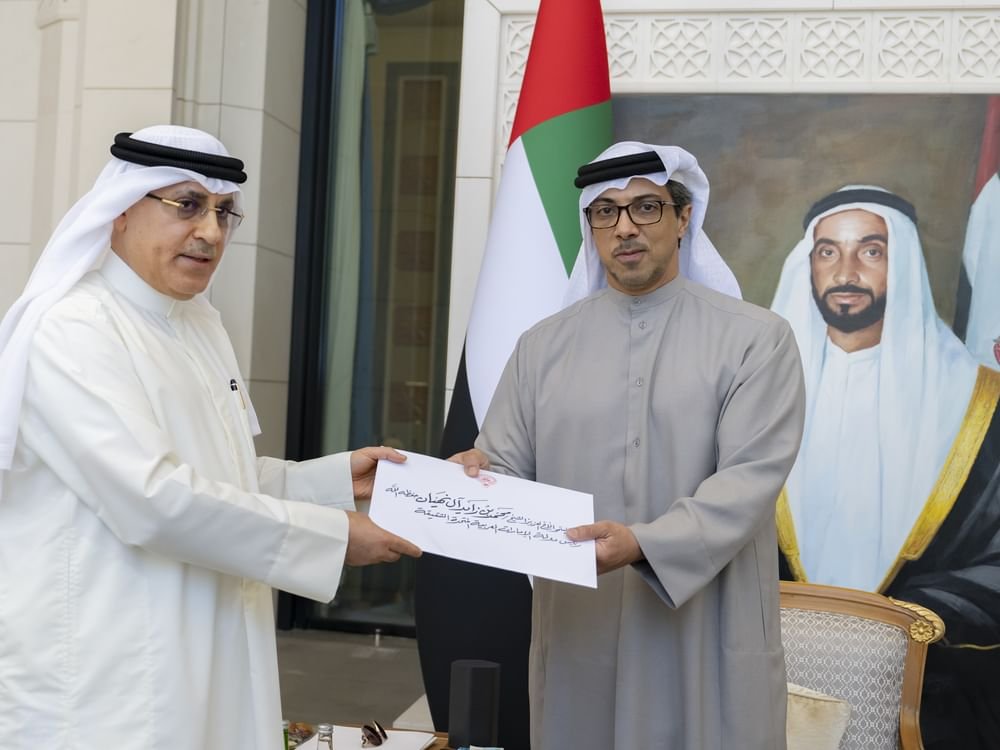 رئيس الدولة يتلقى رسالة خطية من أمير الكويت تسلمها منصور بن زايد خلال استقباله السفير الكويتي