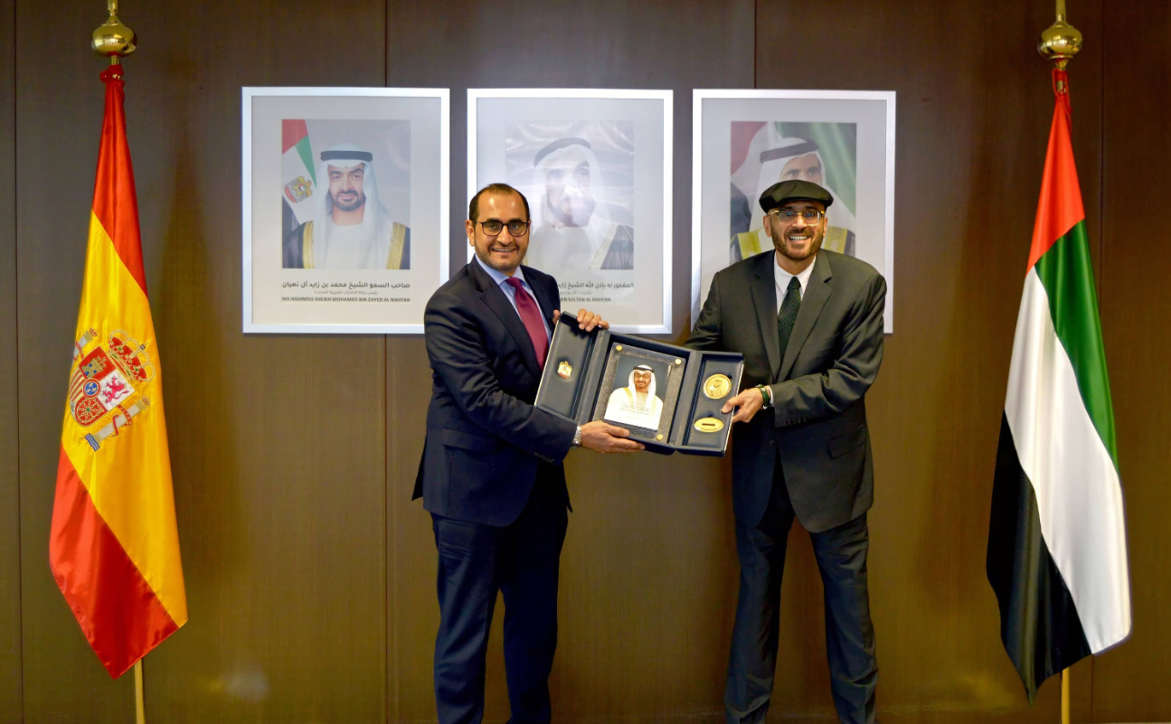 البيت العربي بمدريد ينظم حفل توقيع كتاب "صاحب السمو الشيخ محمد بن زايد آل نهيان.. إضاءات في مسيرة رجل الإنسانية" لجمال سند السويدي