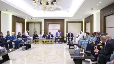 سيف بن زايد يلتقي وفداً من ممثلي الجمعية الدولية لقادة الشرطة ورؤساء المنظمات الشرطية
