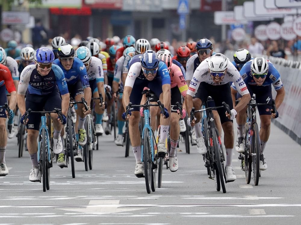 " الإمارات للدراجات" يقترب من الصدارة في المرحلة الـ3 من طواف غوانغشي