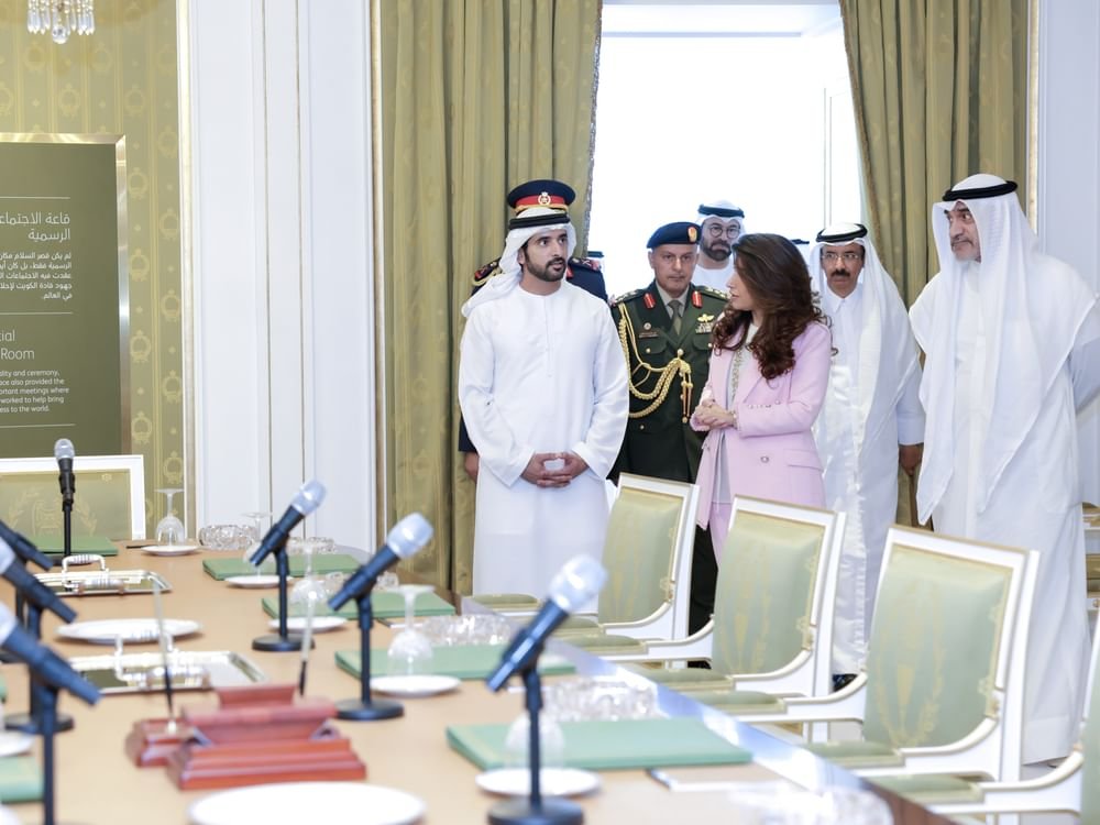 حمدان بن محمد يزور متحف قصر السلام في مدينة الكويت