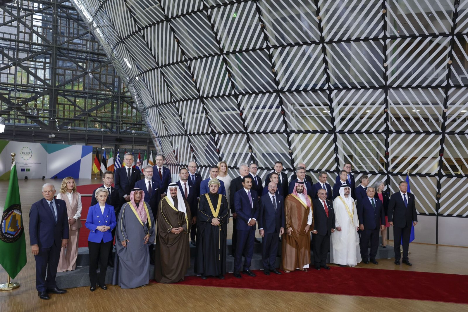 مكتوم بن محمد يترأّس وفد الإمارات إلى القمة الخليجية الأوروبية