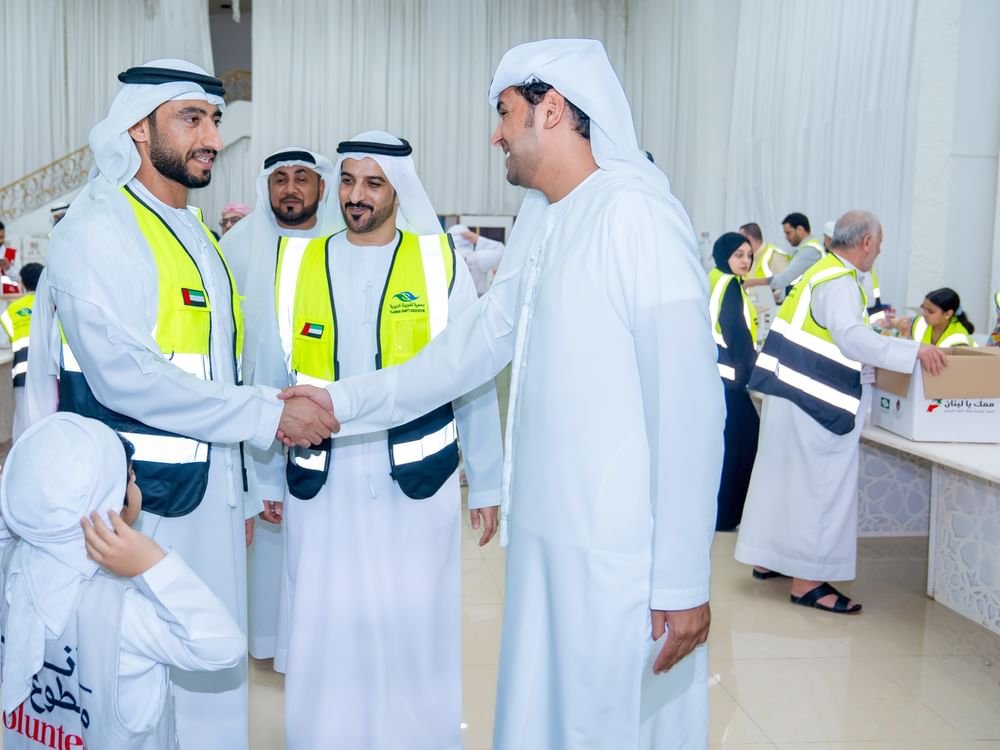 بمشاركة أكثر من 1000 متطوع.. حملة "الإمارات معك يا لبنان" تجمع 100 طن من المواد الإغاثية في الفجيرة