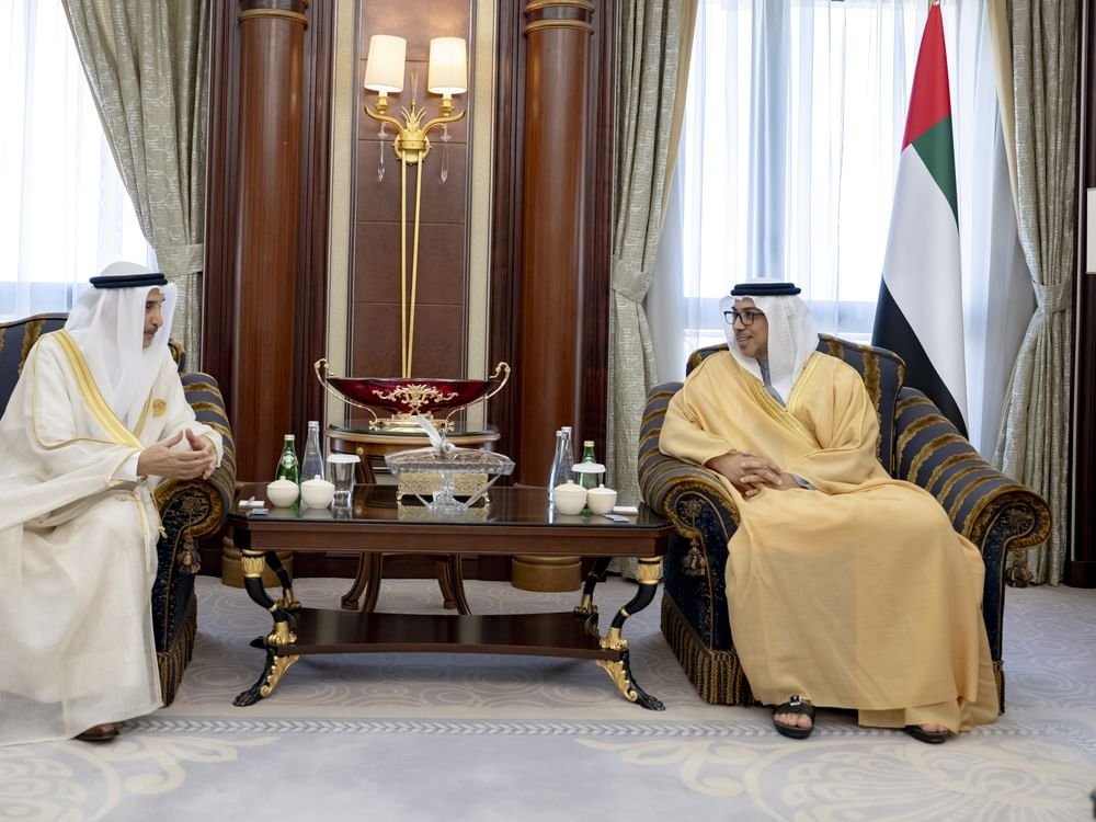 منصور بن زايد يستقبل نائب رئيس مجلس الوزراء البحريني على هامش القمة العربية الإسلامية بالرياض