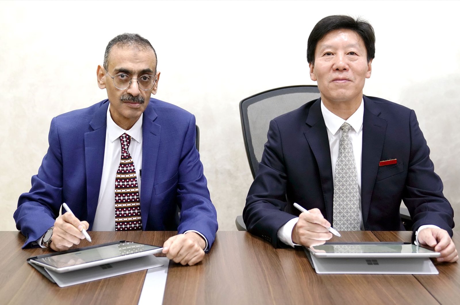 جامعتا الشارقة وهونان الصينية توقعان مذكرة تعاون علمي