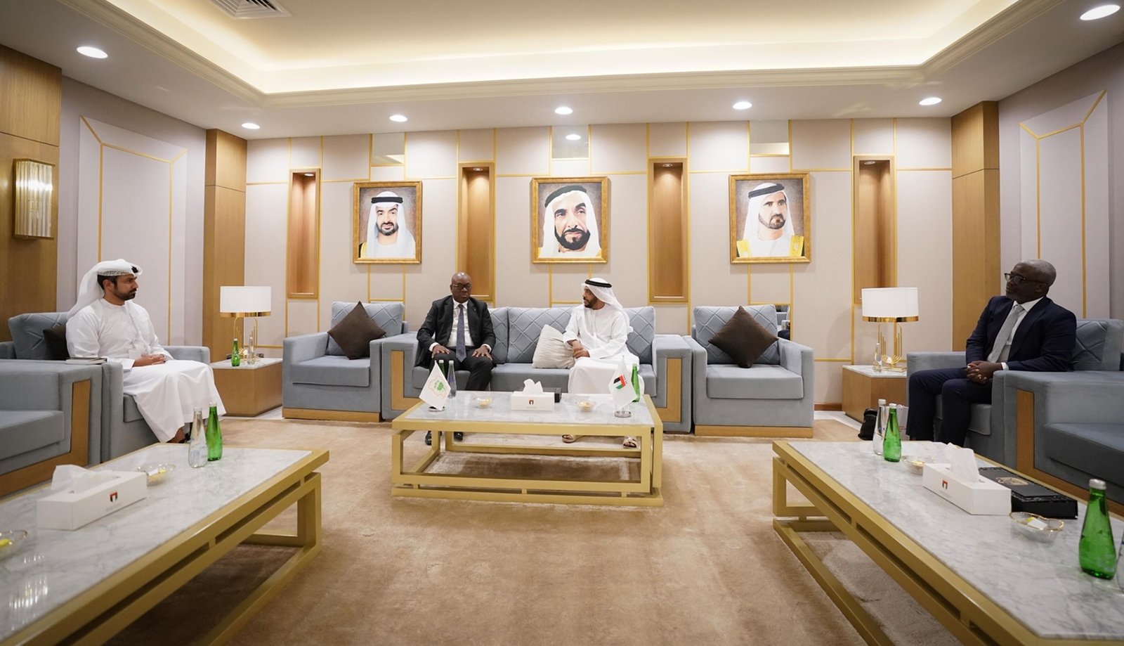 عبيد الشامسي يلتقي رئيس اتحاد ساحل العاج لكرة القدم