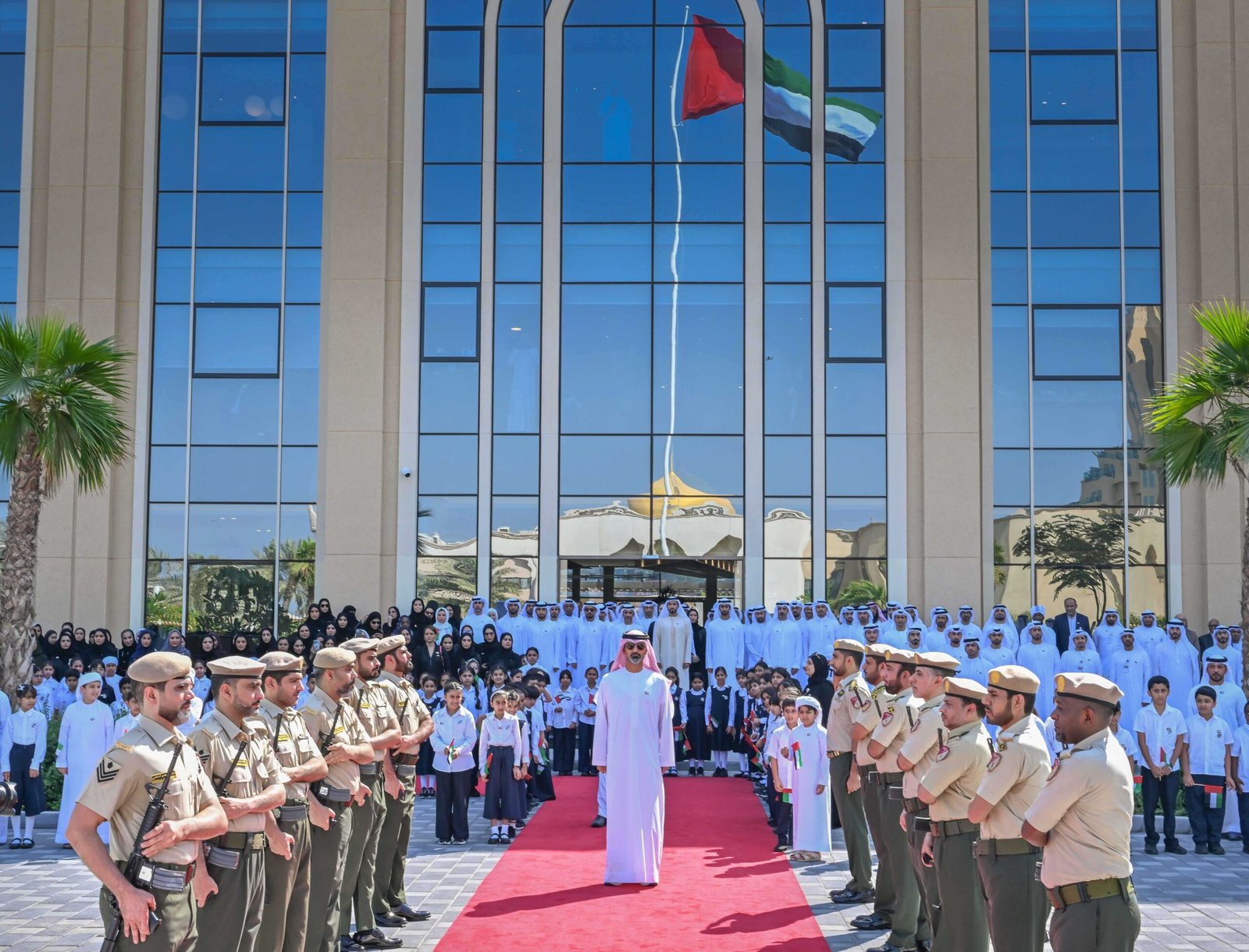 عمار بن حميد يرفع علَم الإمارات في مبنى الجهات الحكومية بعجمان