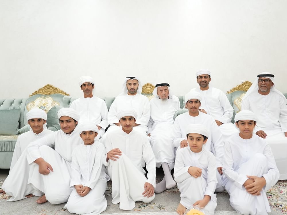 ولي عهد رأس الخيمة يزور حمد العرياني للاطمئنان على صحته