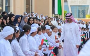 عمار بن حميد يرفع علَم الإمارات في مبنى الجهات الحكومية بعجمان