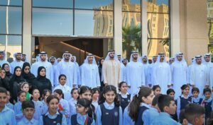 عمار بن حميد يرفع علَم الإمارات في مبنى الجهات الحكومية بعجمان