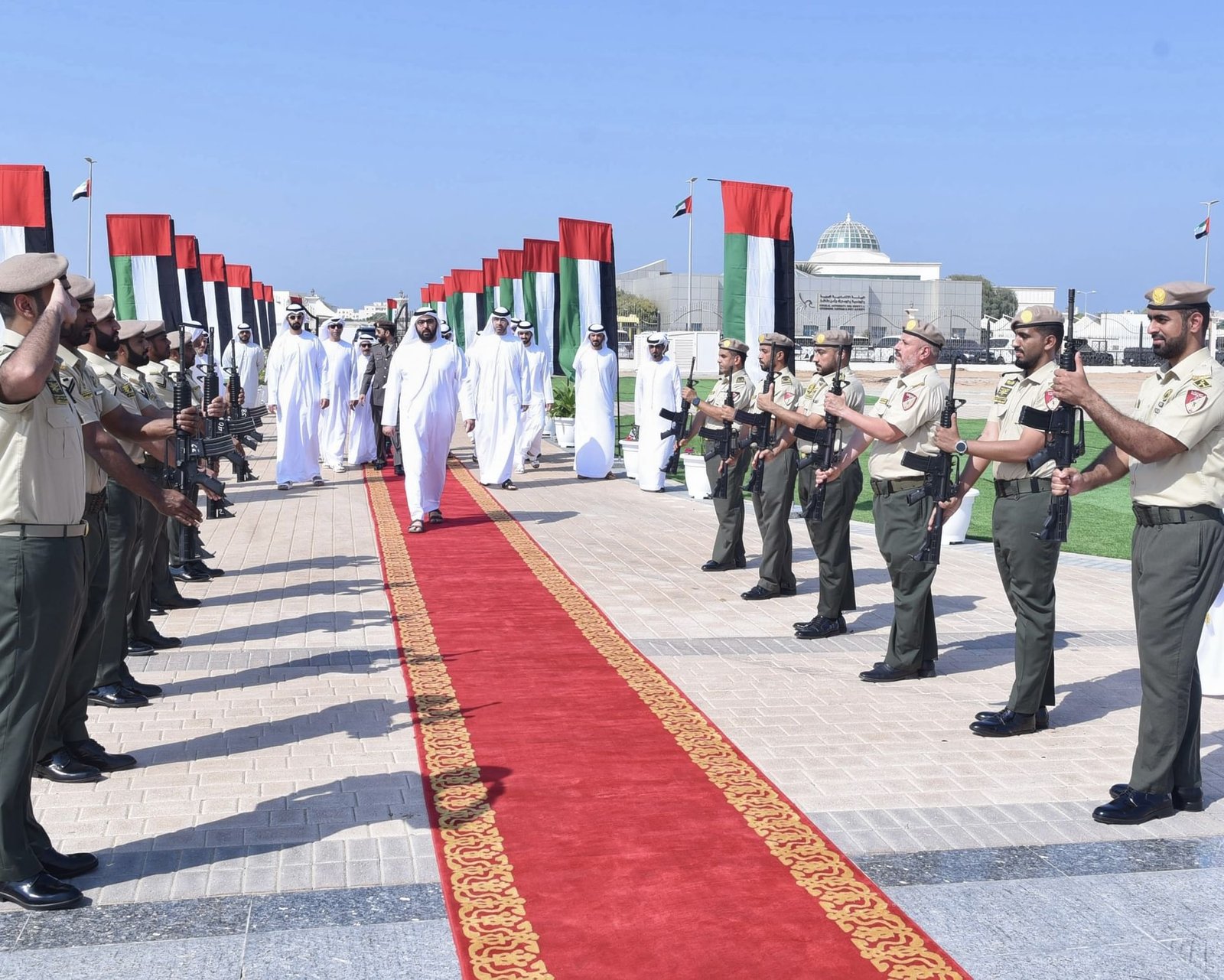 ولي عهد أم القيوين يرفع علم الدولة في حديقة الخور 1 ولي عهد أم القيوين يرفع علم الدولة في حديقة الخور