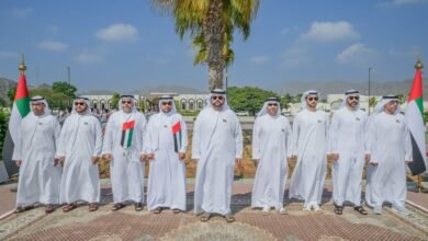 محمد الشرقي يرفع علم الإمارات في ساحة قصر الرميلة بالفجيرة