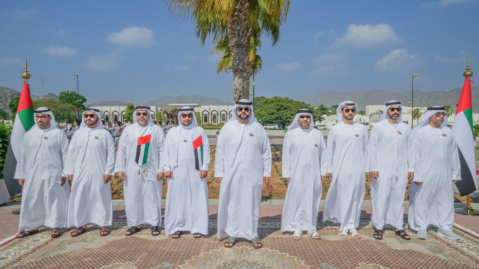 محمد الشرقي يرفع علم الإمارات في ساحة قصر الرميلة بالفجيرة