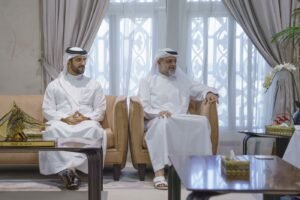 ولي عهد الشارقة يطلع على خطط "هيئة تقنيات الاتصال"