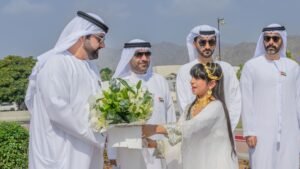 محمد الشرقي يرفع علم الإمارات في ساحة قصر الرميلة بالفجيرة