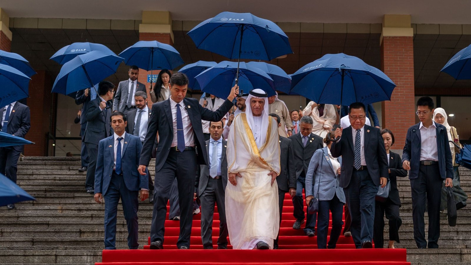 حاكم رأس الخيمة يلتقي كبار مسؤولي وطلبة جامعة "سان يات سين" في الصين