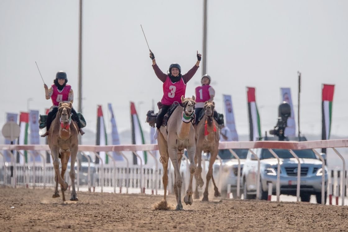 إماراتية تتوج بالصدارة في رحلة الهجن ضمن مهرجان الشيخ زايد