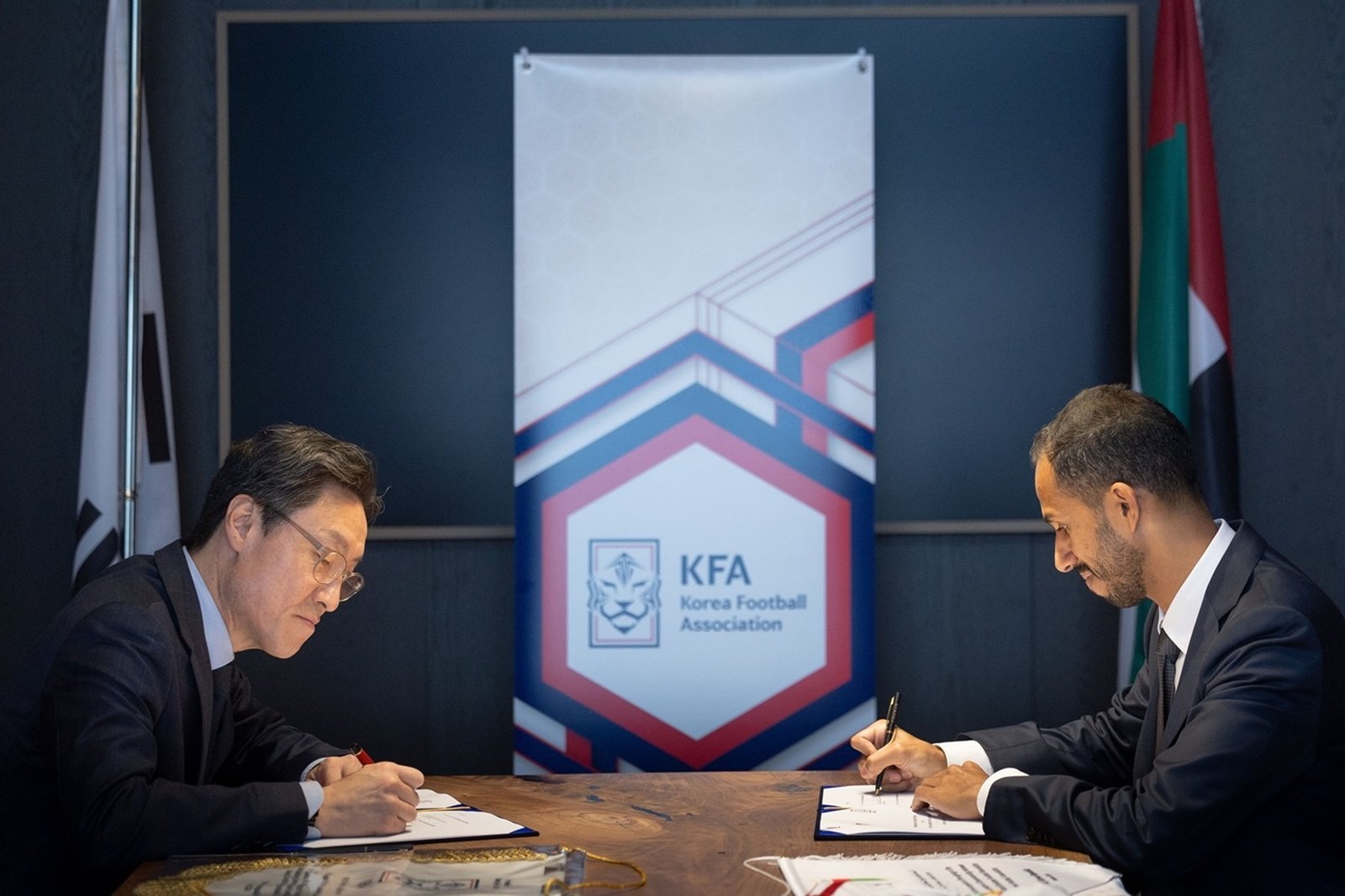 تجديد مذكرة التفاهم بين اتحاد الكرة ونظيره الكوري الجنوبي