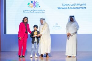 حاكم الشارقة يكرم الفائزين بجائزتي "إيكروم"و"التراث الثقافي العربية لليافعين"