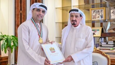 حميد بن راشد يمنح الجراح الإماراتي عبدالسلام البلوشي "قلادة عجمان"