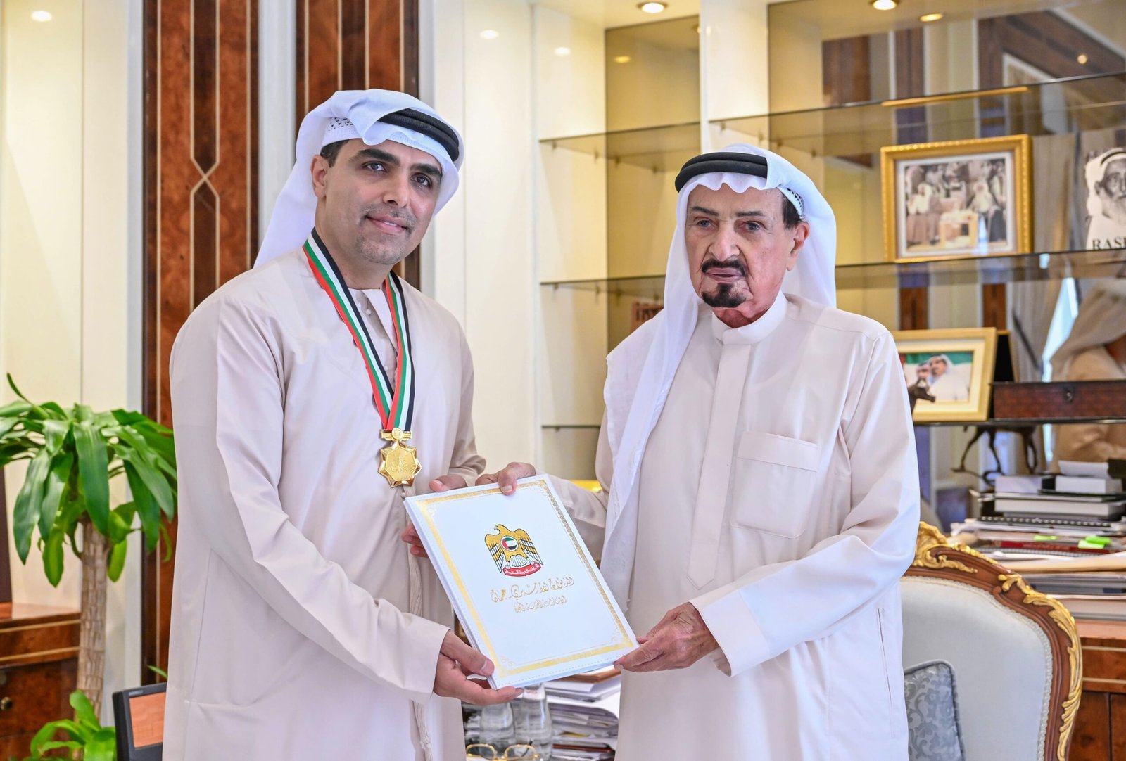 حميد بن راشد يمنح الجراح الإماراتي عبدالسلام البلوشي "قلادة عجمان"