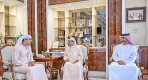 حميد بن راشد يمنح الجراح الإماراتي عبدالسلام البلوشي "قلادة عجمان"