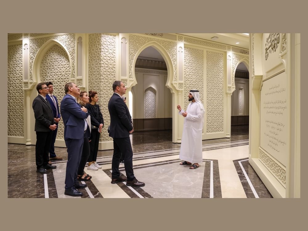وفد تركي يطلع على تجربة مجمع القرآن المتحفية بالشارقة