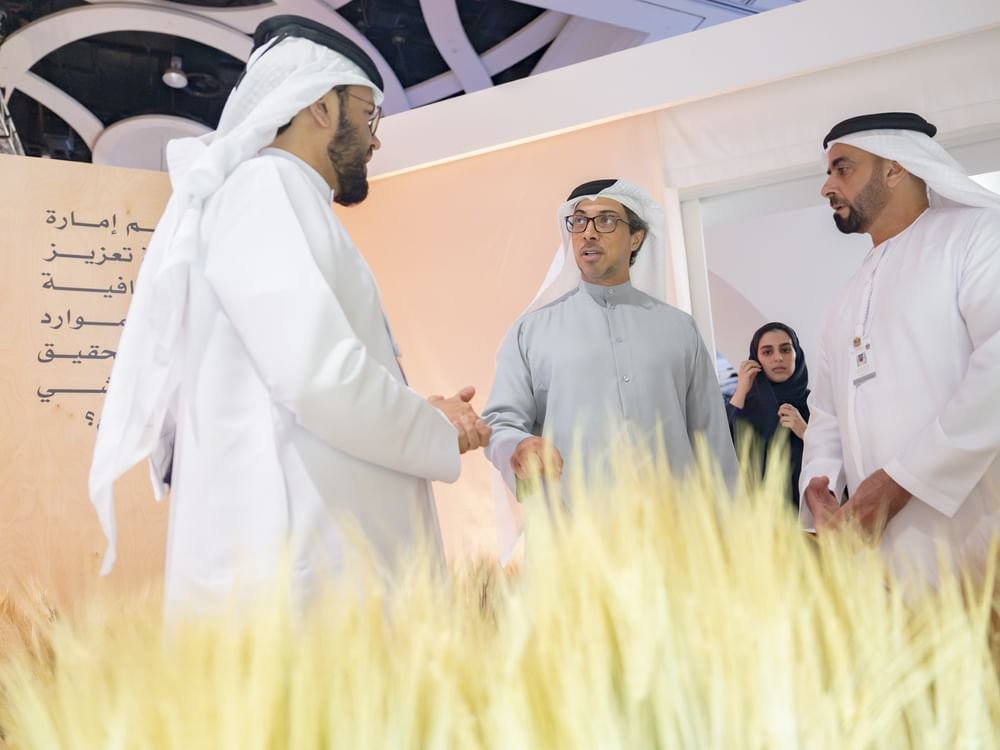 منصور بن زايد يزور معارض الإمارات التفاعلية للجهات الحكومية ويثمن جهودها للارتقاء بجودة حياة المجتمع
