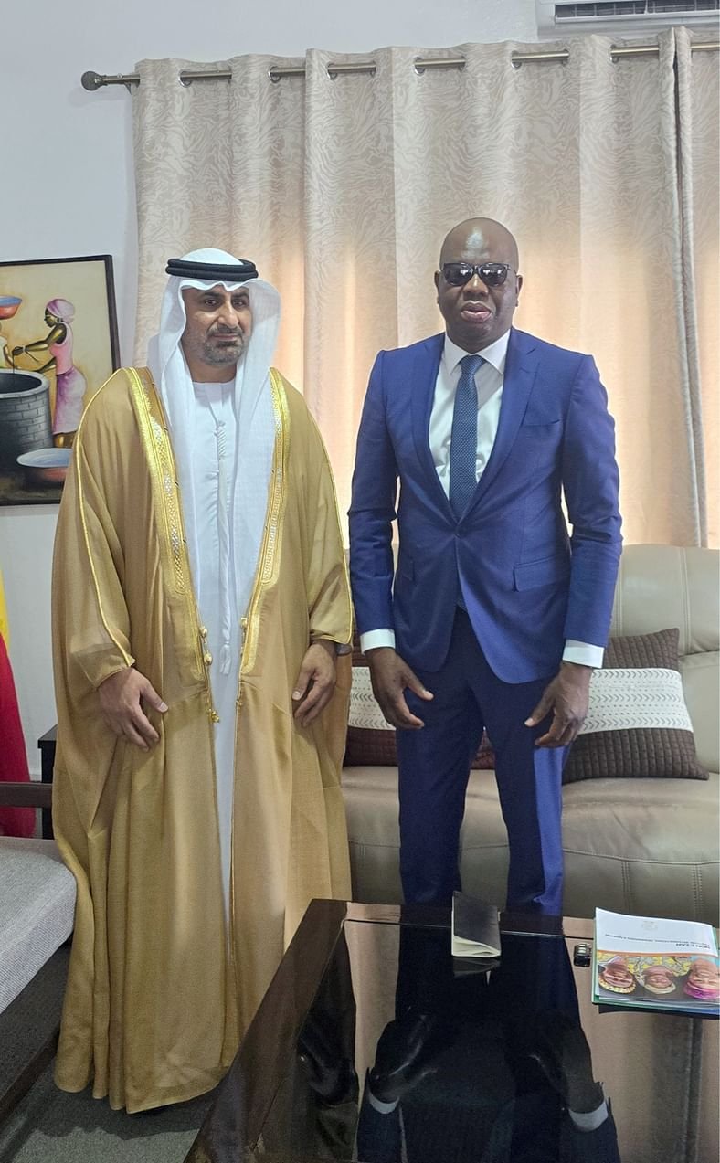 سفير الإمارات يلتقي عمدة كوتونو