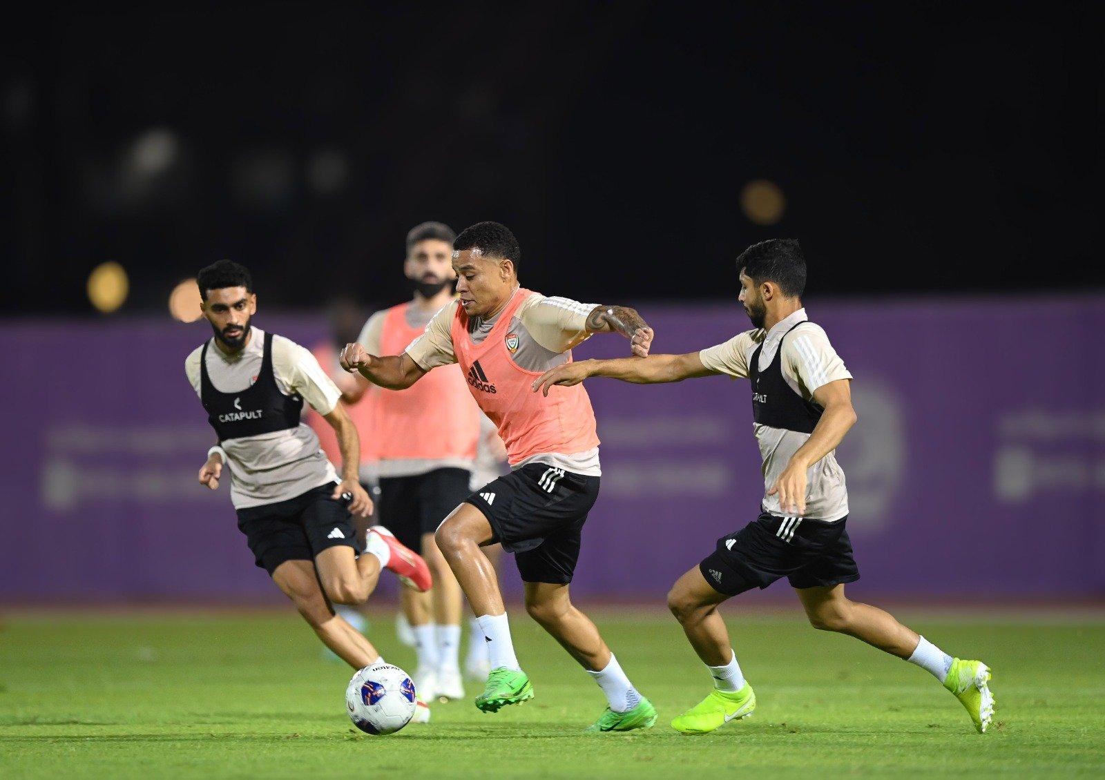 الأبيض يستعد لمواجهة شقيقه القطري الثلاثاء