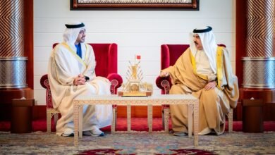 ملك البحرين يستقبل عبدالله بن زايد