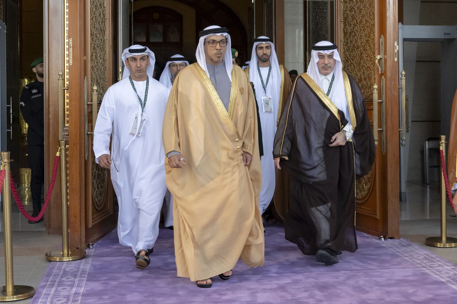 نيابة عن رئيس الدولة .. منصور بن زايد يشارك في القمة العربية الإسلامية في الرياض