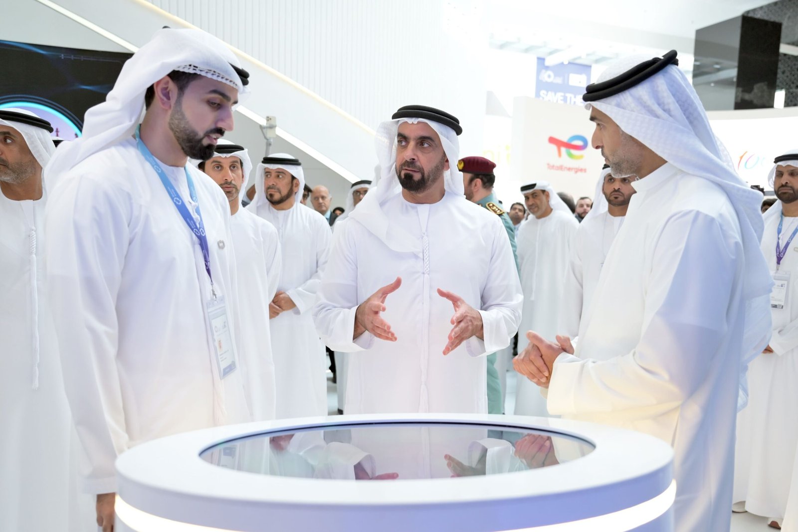 سيف بن زايد يزور عددا من الأجنحة المشاركة في "أديبك 2024"