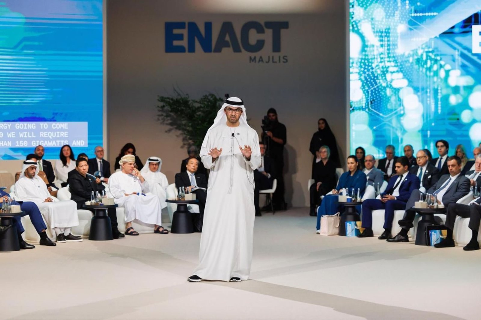 سلطان الجابر يستضيف قيادات قطاعات الطاقة والذكاء الاصطناعي والاستثمار والمناخ في أبوظبي لمناقشة الفرص الاقتصادية