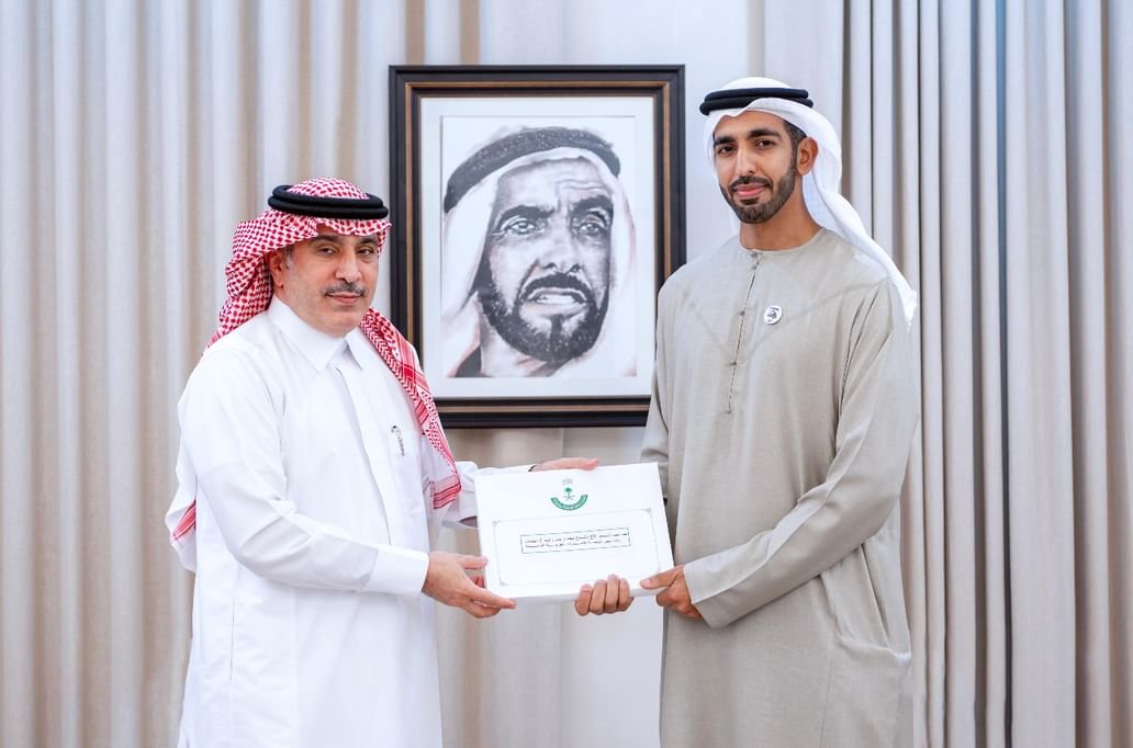 رئيس الدولة يتلقى دعوة من خادم الحرمين للمشاركة في قمة المتابعة العربية الإسلامية تسلمها شخبوط بن نهيان