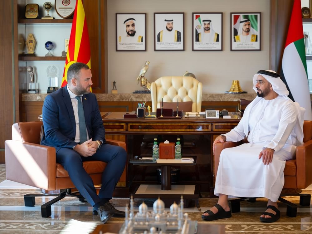 سيف بن زايد يلتقي وزير داخلية مقدونيا الشمالية