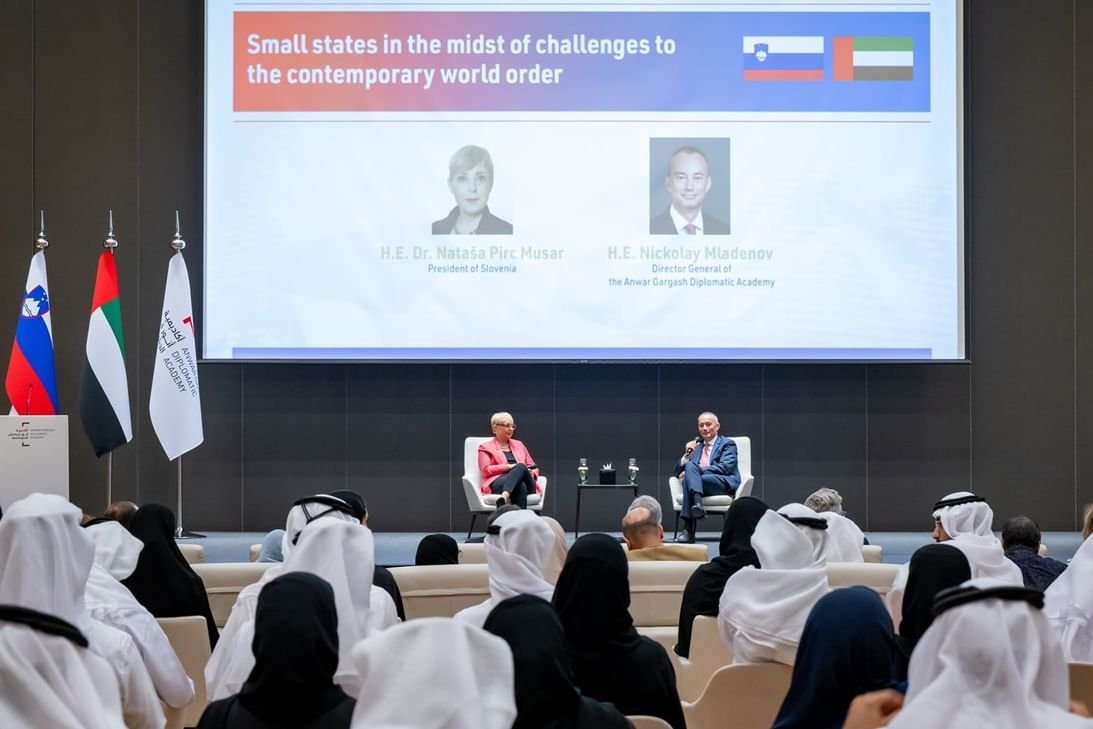 رئيسة سلوفينيا تشارك في جلسة حوارية بأكاديمية أنور قرقاش الدبلوماسية