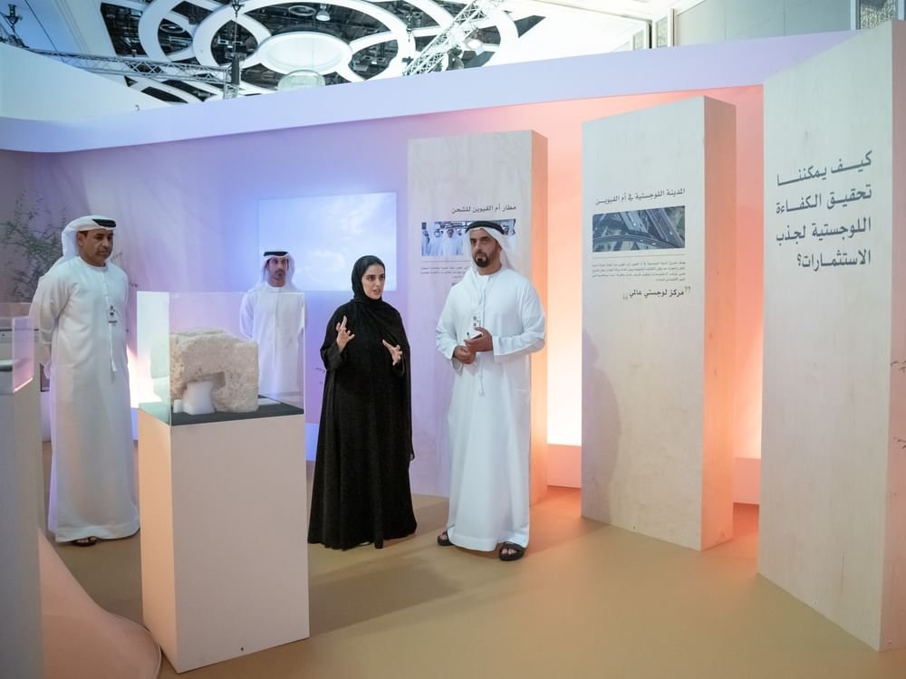 سيف بن زايد يزور المعارض التفاعلية ضمن الاجتماعات السنوية لحكومة الإمارات