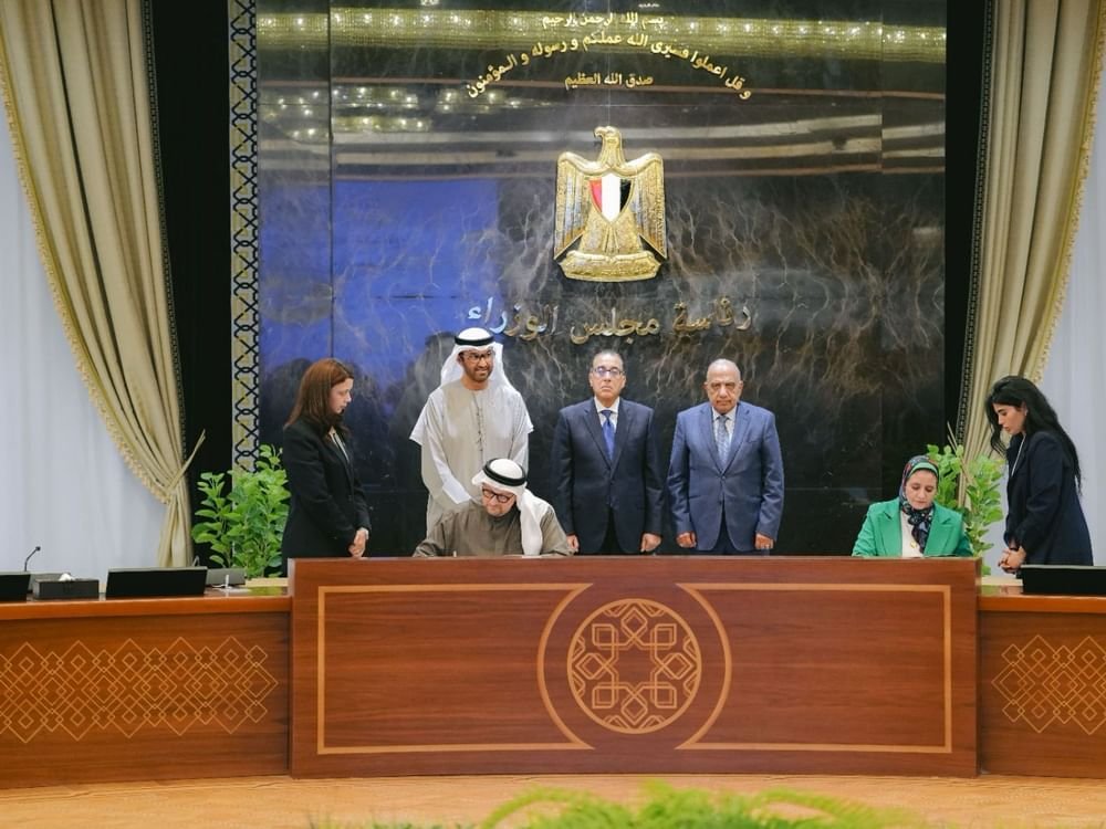 الإمارات ومصر توقعان مذكرات تفاهم استراتيجية في مجالات التصنيع والطاقة المتجددة وتطوير منطقة صناعية شرق بورسعيد