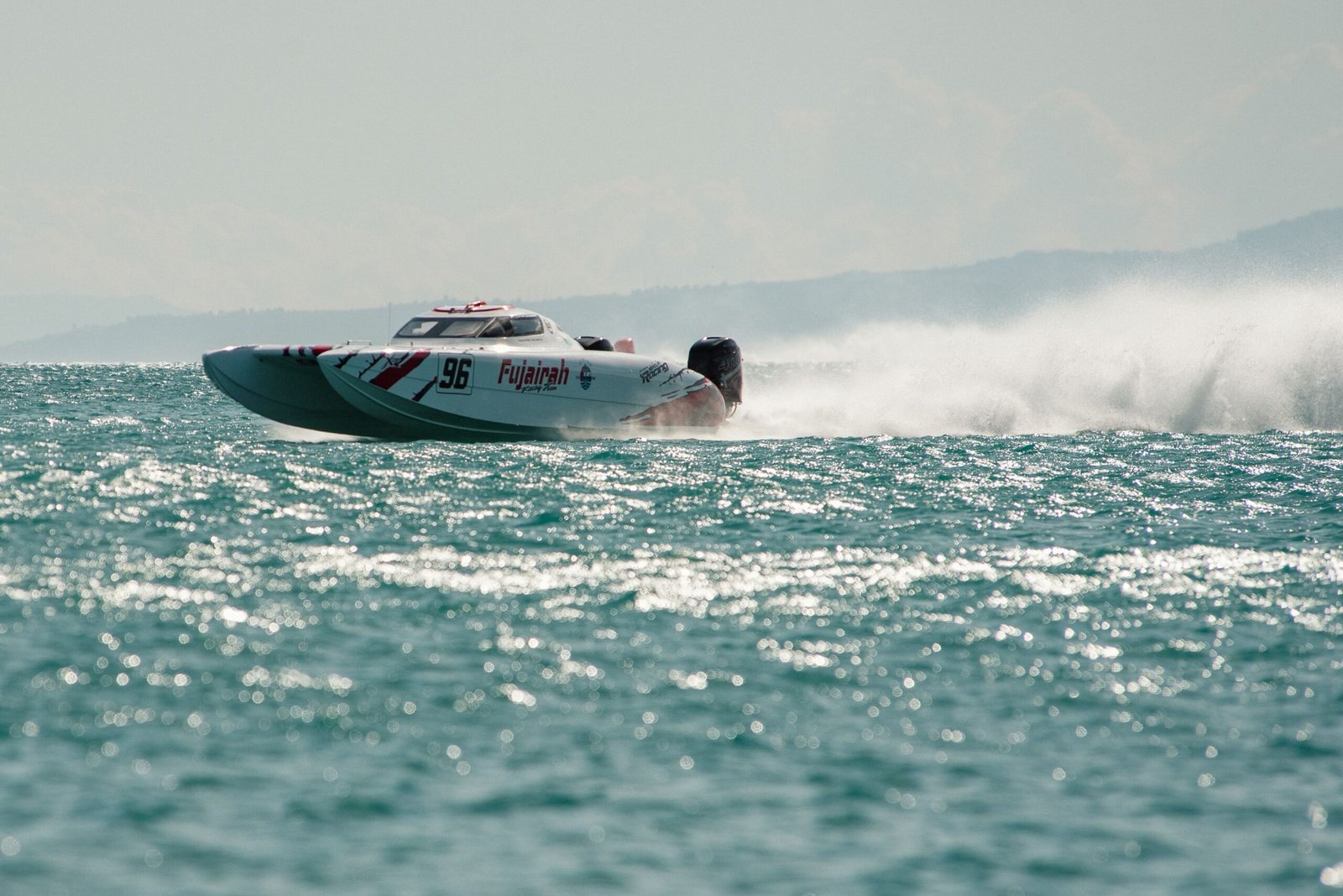 "الفجيرة 96" ثانياً و"فيكتوري 7" ثالثاً في السباق الأول لـ"جائزة الشرقية للزوارق السريعة"