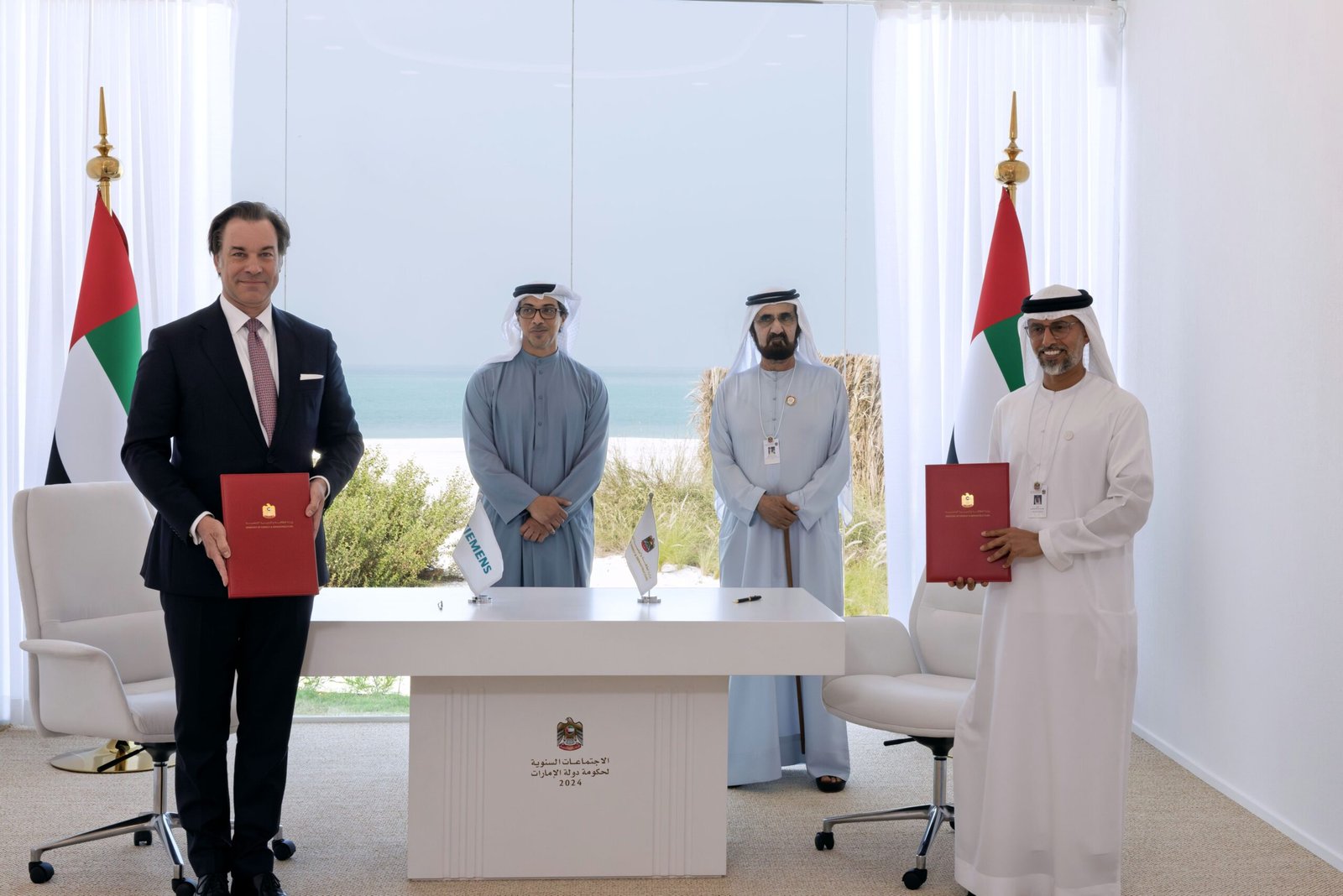 محمد بن راشد ومنصور بن زايد يشهدان توقيع اتفاقية إطلاق المرحلة الأولى من مشروع خفض استهلاك الطاقة والمياه في المباني الحكومية