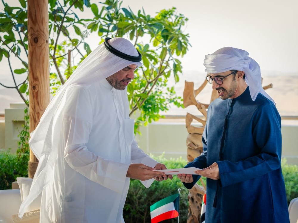 رئيس الدولة يتلقى دعوة من أمير الكويت لحضور القمة الخليجية تسلمها عبدالله بن زايد