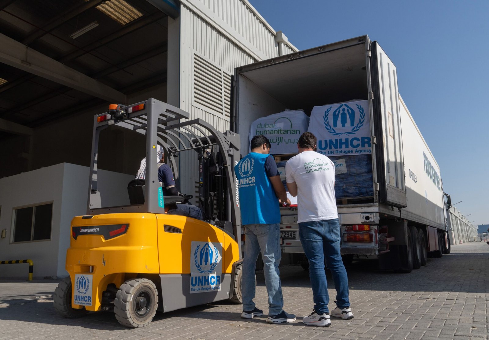 بتوجيهات محمد بن راشد.. "دبي الإنسانية" تنقل 192طنا من المساعدات لدعم الشعب اللبناني