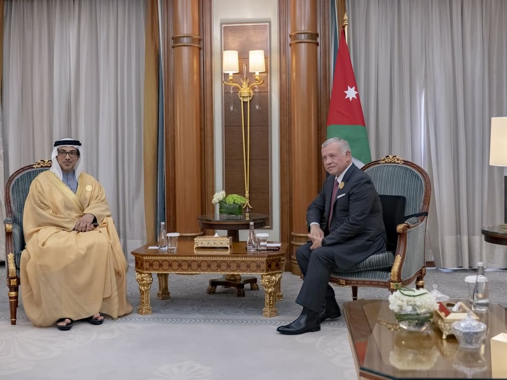 منصور بن زايد يلتقي ملك الأردن على هامش القمة العربية الإسلامية بالرياض