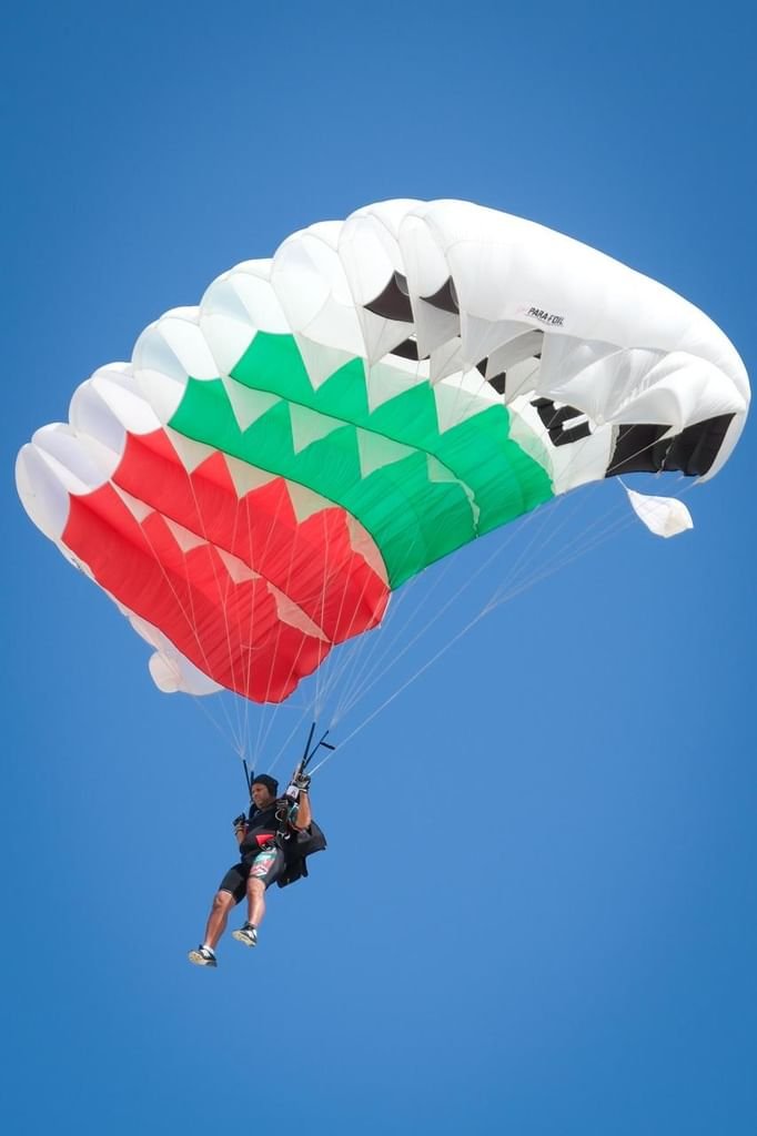 منتخب التشيك يتصدر منافسات "عالمية دبي للقفز بالمظلات"