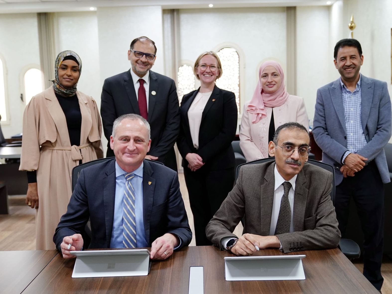 جامعتا الشارقة و"واترلو" الكندية تتعاونان أكاديميا